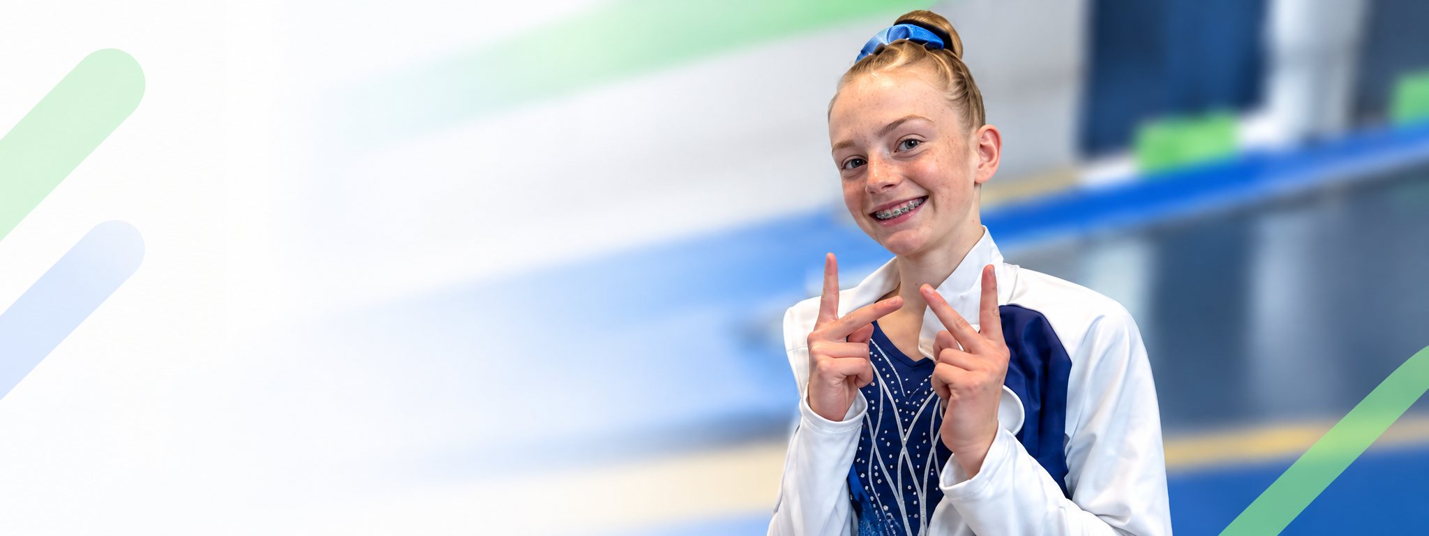 Alyssia Berton, tumbler, met kleurrijke strepen op de achtergrond